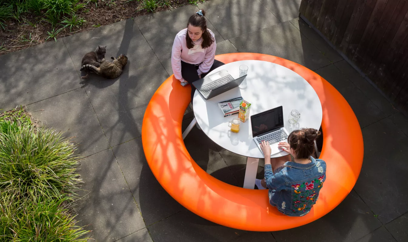 Table BUDDY en extérieur et vue de haut.